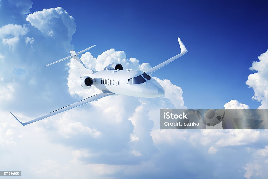 プラ��イベートジェット飛行機で雲 - リアジェット45のロイヤリティフリーストックフォト