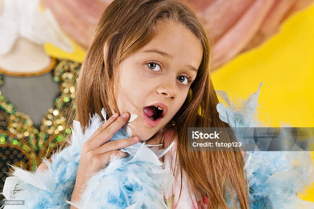 Caucasiano, 7-8, menina surpreendeu tocando vestir Boá de Pluma - Foto de stock de 6-7 Anos royalty-free