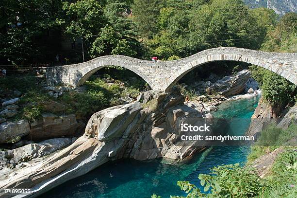 Puente Sobre Verde De Agua Foto de stock y más banco de imágenes de Valle Verzasca - Valle Verzasca, Puente - Estructura creada por humanos, Locarno