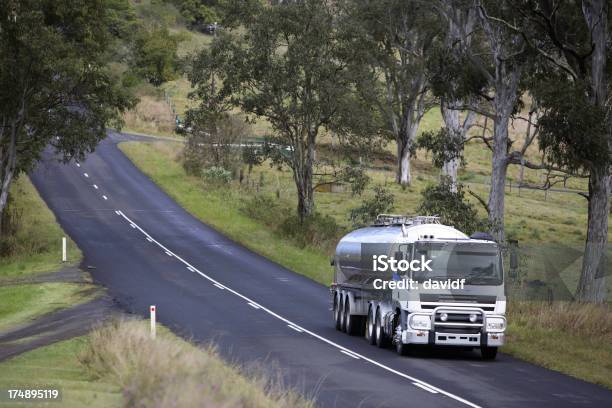 Foto de Caminhão De Leite e mais fotos de stock de Caminhão-tanque de Leite - Caminhão-tanque de Leite, Caminhão, Estrada