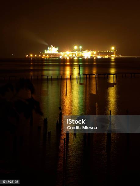 Foto de Iluminado Navio e mais fotos de stock de Abastecer - Abastecer, Barco a Vela, Barco de passageiros