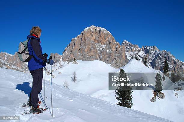 Ходьба В Снегоступах В Итальянском Доломитовые Альпы — стоковые фотографии и другие картинки Альпинизм