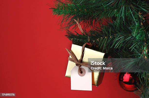 Prenda De Natal - Fotografias de stock e mais imagens de Natal - Natal, Etiqueta - Mensagem, Fundo vermelho