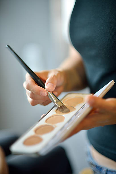 zbliżenie z makijaż artysty ręce - brushing women make up ceremonial makeup zdjęcia i obrazy z banku zdjęć