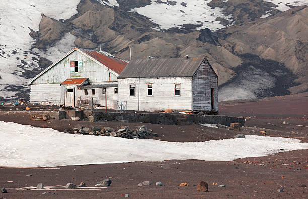 антарктика deception остров с старый китобойный промысел станция - absence whaling station headquarters built structure стоковые фото и изображения