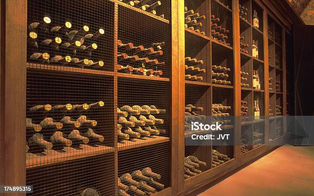 Piwnica Z Winem W Napa Valley - zdjęcia stockowe i więcej obrazów Piwnica z winami - Piwnica z winami, Butelka, Alkohol - napój