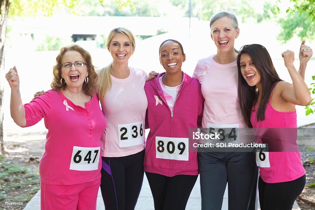 Vielfältigen team von Frauen zu beenden, breast cancer awareness race - Lizenzfrei Brustkrebs Stock-Foto