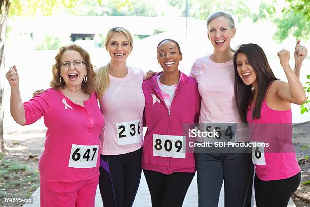 Vielfältigen Team Von Frauen Zu Beenden Breast Cancer Awareness Race Stockfoto und mehr Bilder von Brustkrebs