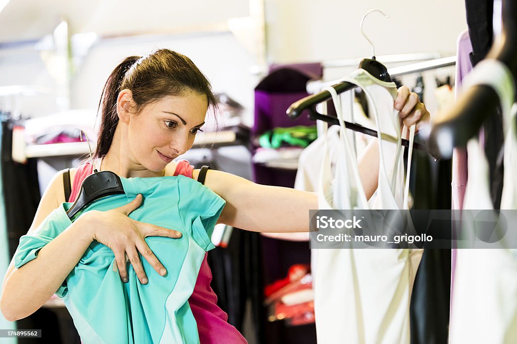 Frau im Sport Kleidung kaufen Sie im store - Lizenzfrei Geschäft Stock-Foto