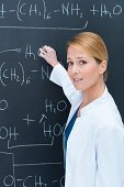 lehrer-in-chemieunterricht.jpg?b=1&s=170