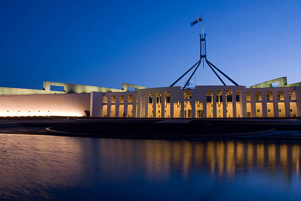 night shot of parlamento australiano - canberra australian culture government australia fotografías e imágenes de stock
