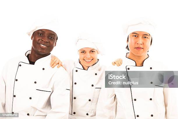 Grupo Multiétnico De Cocineros Foto de stock y más banco de imágenes de Adulto - Adulto, Afrodescendiente, Blanco - Color