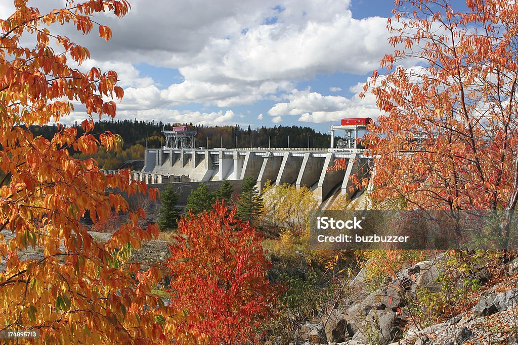 Presa de grandes infraestructuras en otoño - Foto de stock de Quebec libre de derechos