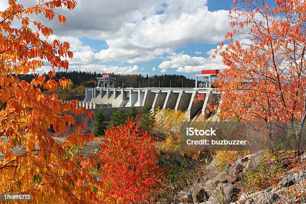 Presa De Grandes Infraestructuras En Otoño Foto de stock y más banco de imágenes de Quebec - Quebec, Presa, Energía hidroeléctrica