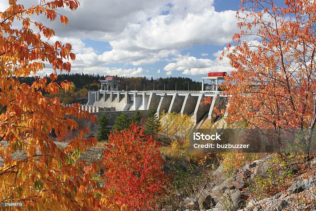 秋の大きなダムインフラストラクチャ - ケベック州のロイヤリティフリーストックフォト