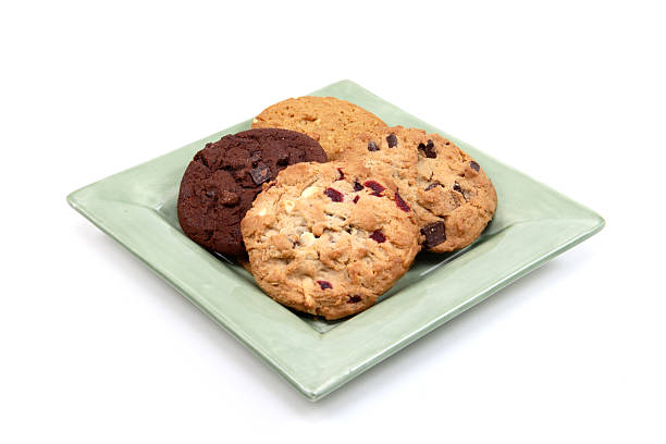 piatto di biscotti con scaglie di cioccolato isolato su bianco - nonfat milk foto e immagini stock