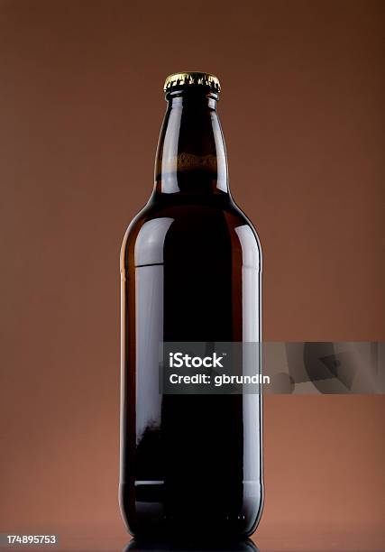 Błyszczący Butelka Piwa - zdjęcia stockowe i więcej obrazów Butelka piwa - Butelka piwa, Wielki, Alkohol - napój