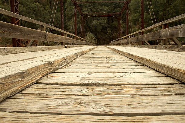 viejo puente de madera - plank wooden bridge rickety mode of transport fotografías e imágenes de stock