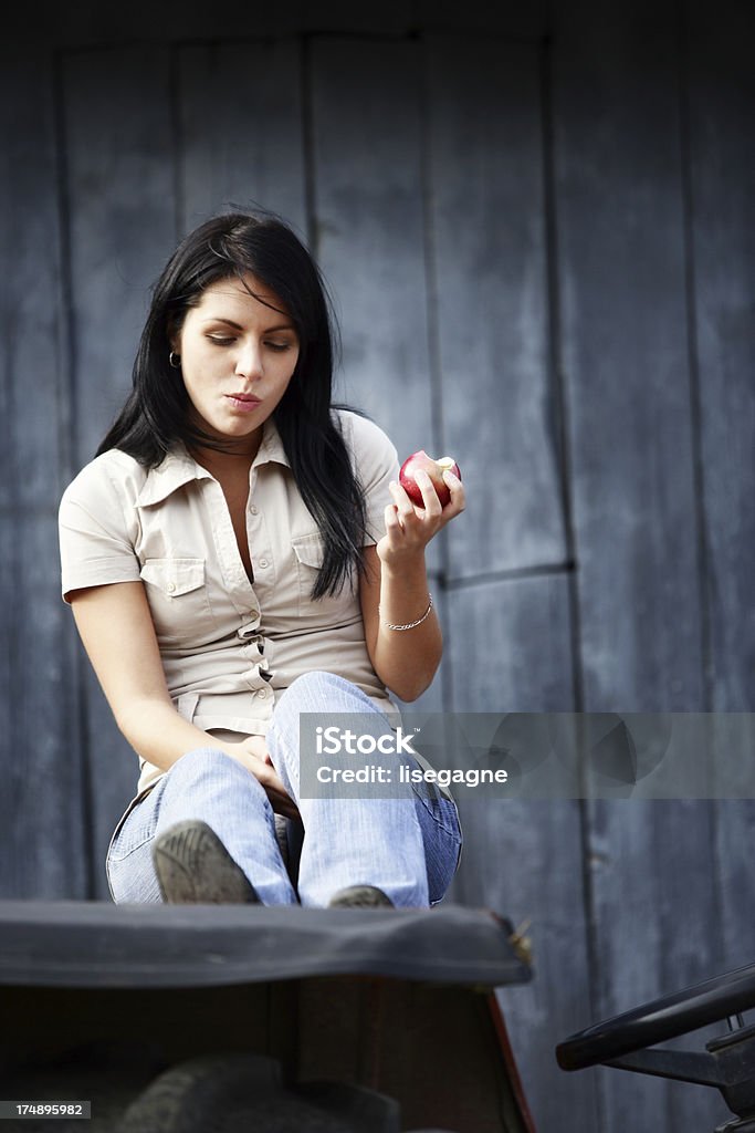 Femme manger une pomme - Photo de Adulte libre de droits