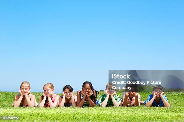 Relaxante No Parque - Fotografias de stock e mais imagens de Criança - Criança, Deitar, Olhar