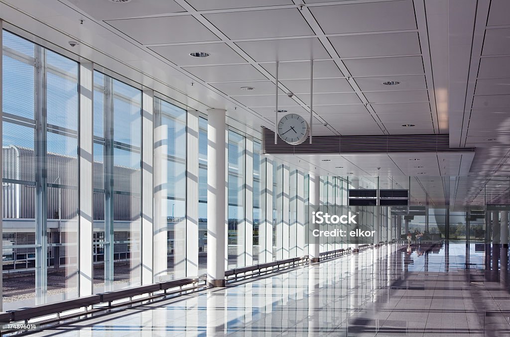 Corredor de terminal de aeropuerto - Foto de stock de Aeropuerto libre de derechos