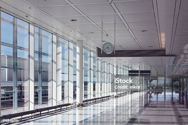 Hallway No Terminal De Aeroporto - Fotografias de stock e mais imagens de Aeroporto - Aeroporto, Entrada de Edifício, Moderno