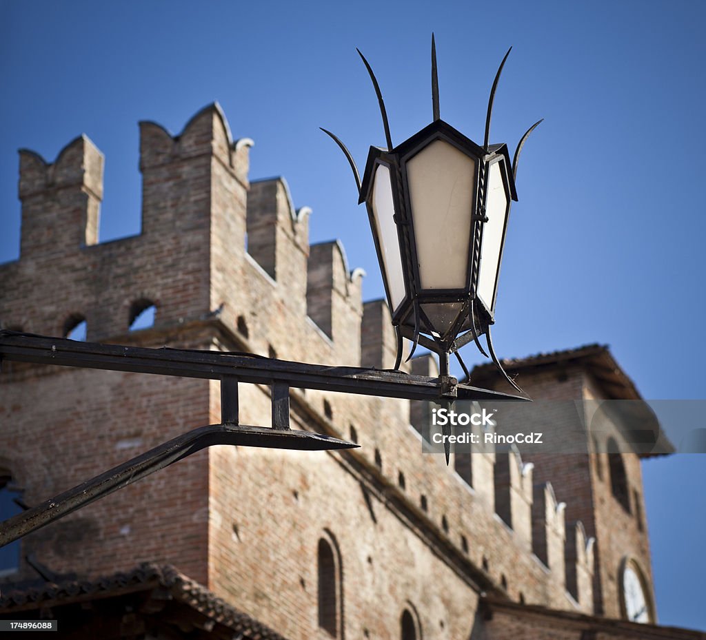 中世様式のランプ、クロック宮殿を背景に、イタリア - イタリアのロイヤリティフリーストックフォト