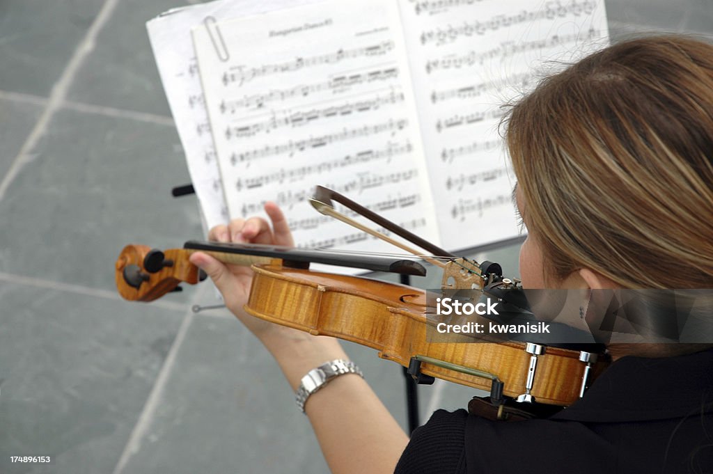 Violinistas menina e observação no desempenho - Foto de stock de Arte royalty-free