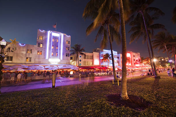 nocne życie w south beach w miami, floryda - art deco art deco district miami florida south beach zdjęcia i obrazy z banku zdjęć