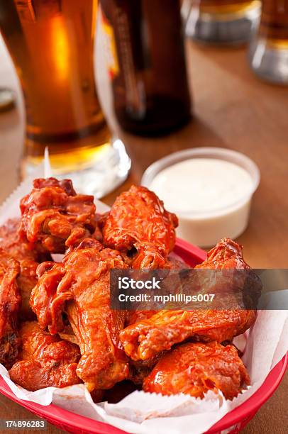 Foto de Asinhas De Frango e mais fotos de stock de Asa de Galinha - Asa de Galinha, Buffalo Chicken, Cerveja