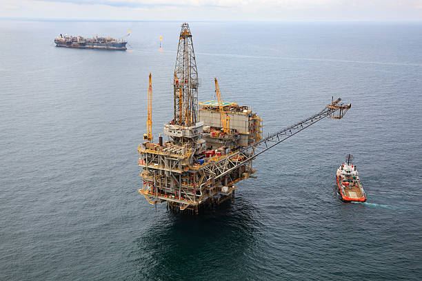 impianto di perforazione petrolifera e fpso - floating oil production platform foto e immagini stock