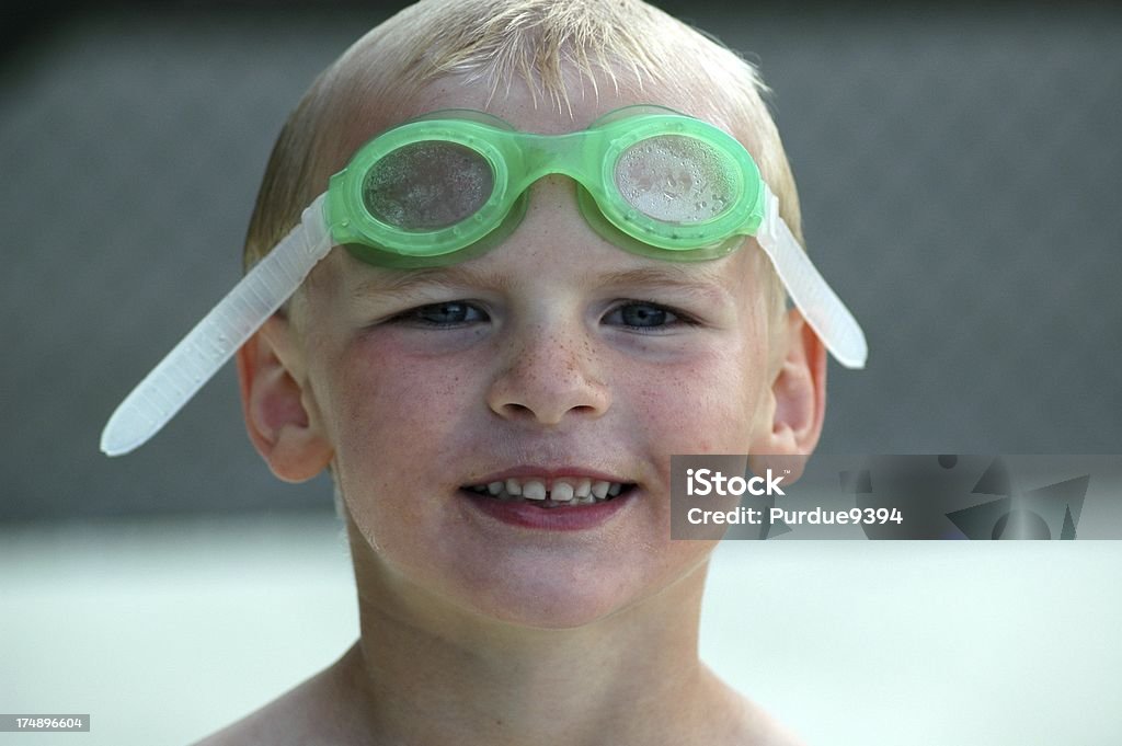 Seguros de joven niño feliz en piscina de la competencia - Foto de stock de Alegre libre de derechos