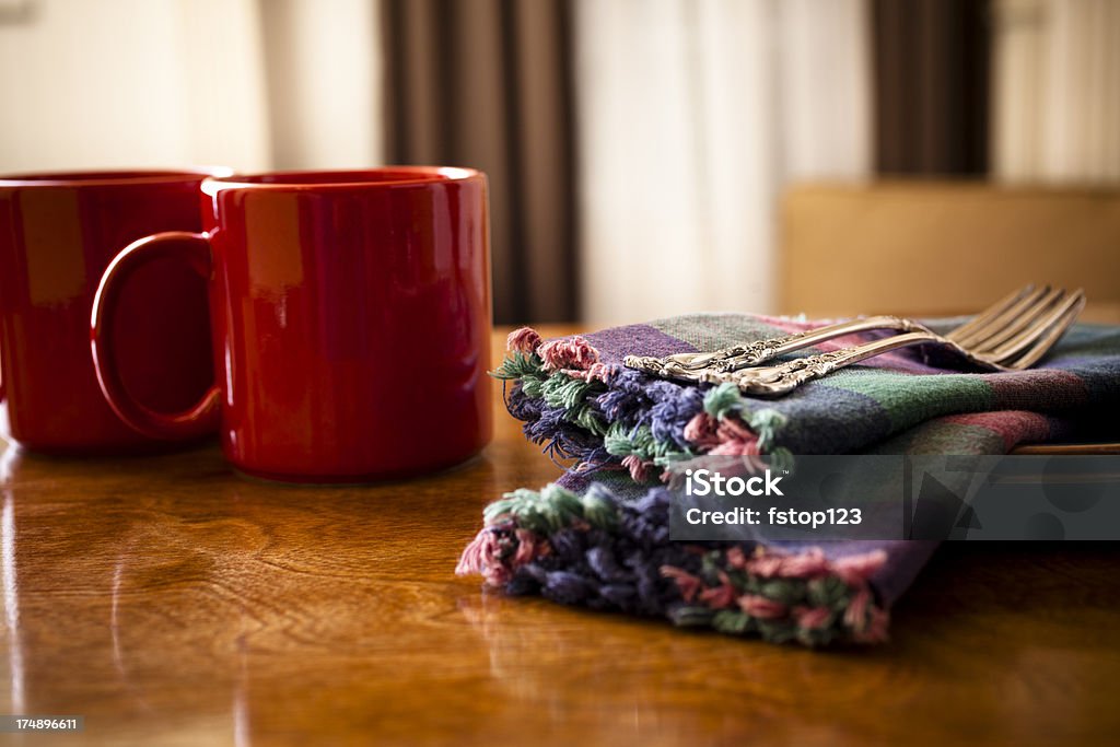 set di caffè per due con rosso tazze tovaglioli in tessuto forks - Foto stock royalty-free di Ambientazione tranquilla