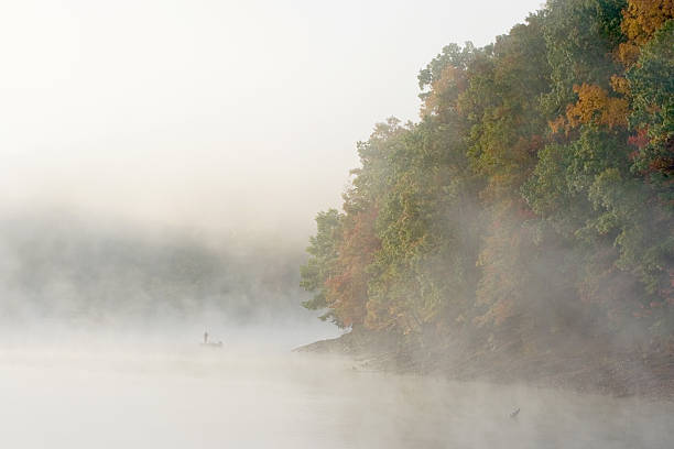 Pesca no outono neblina - foto de acervo