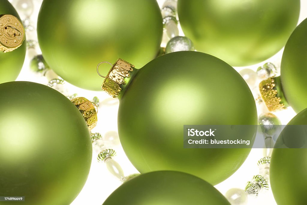 Enfeites de Natal verde e Garland - Foto de stock de Bola de Árvore de Natal royalty-free