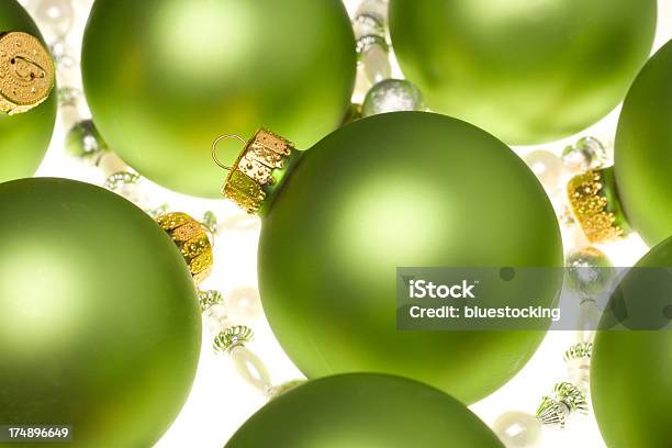 Foto de Enfeites De Natal Verde E Garland e mais fotos de stock de Bola de Árvore de Natal - Bola de Árvore de Natal, Vidro Fosco, Comemoração - Evento