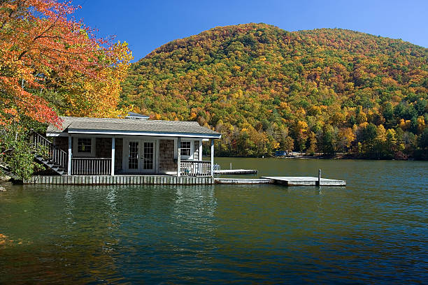Cobertizo para botes en el lago de otoño - foto de stock