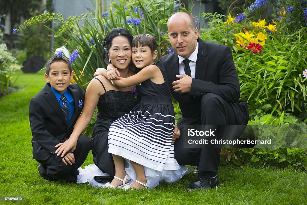 Formale Ritratto di famiglia in estate - Foto stock royalty-free di Matrimonio