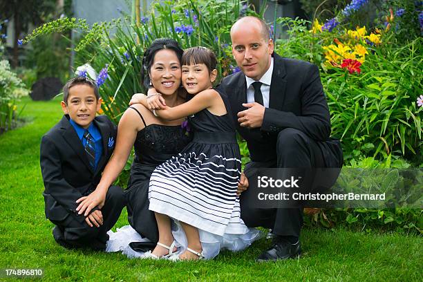 Formale Ritratto Di Famiglia In Estate - Fotografie stock e altre immagini di Matrimonio - Matrimonio, 25-29 anni, 30-34 anni