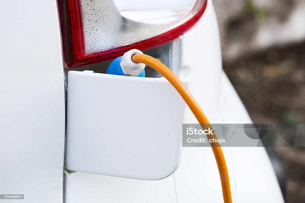 Primer plano de un conector macho de coche eléctrico y recarga - Foto de stock de Batería libre de derechos