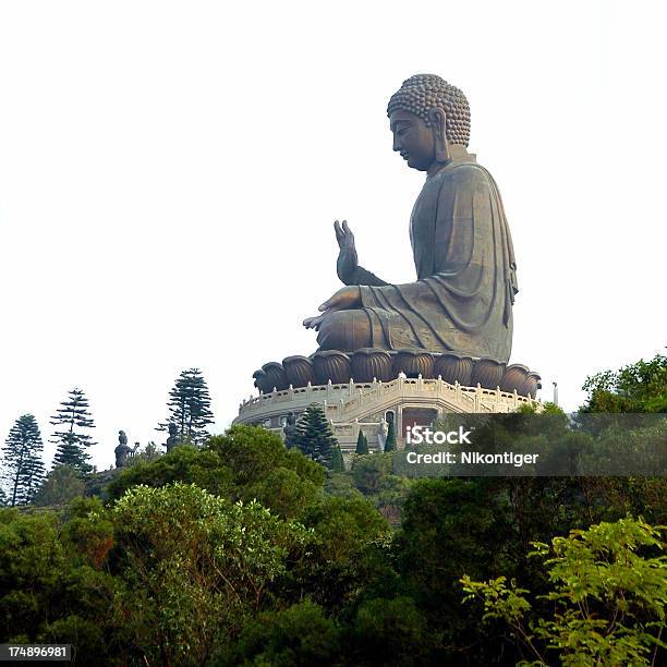 Foto de Estátua Gigante De Buda e mais fotos de stock de Alto - Descrição Geral - Alto - Descrição Geral, Buda, Budismo