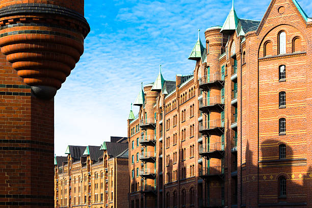 la luz y sombra en speicherstadt - stadtcentrum fotografías e imágenes de stock