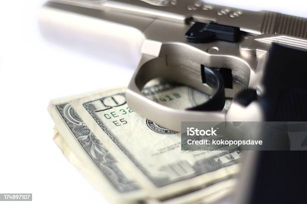 Armas E Dinheiro - Fotografias de stock e mais imagens de Arma de Fogo - Arma de Fogo, Armamento, Cor preta