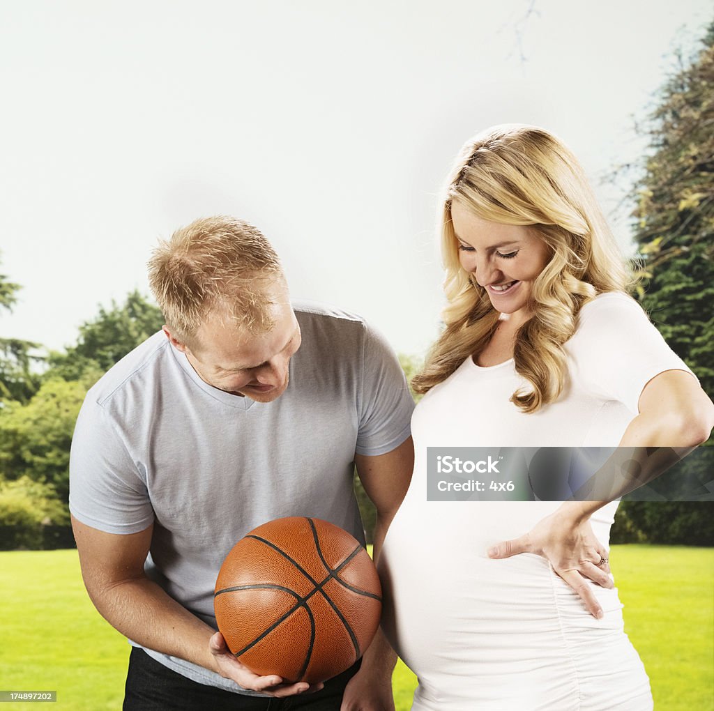 Werdende Paar verbringen Zeit miteinander - Lizenzfrei Basketball Stock-Foto