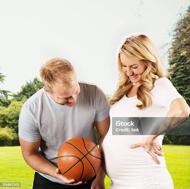 Werdende Paar Verbringen Zeit Miteinander Stockfoto und mehr Bilder von Basketball - Basketball, Basketball-Spielball, Schwanger