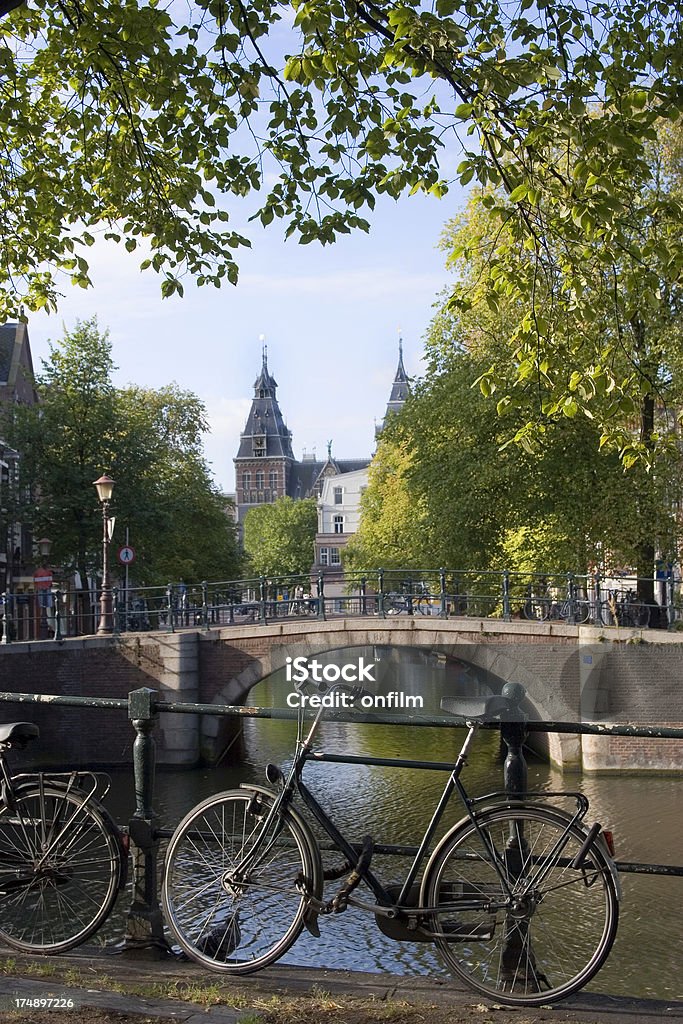 Bicicleta e bridge, em Amsterdã. - Foto de stock de Amsterdã royalty-free