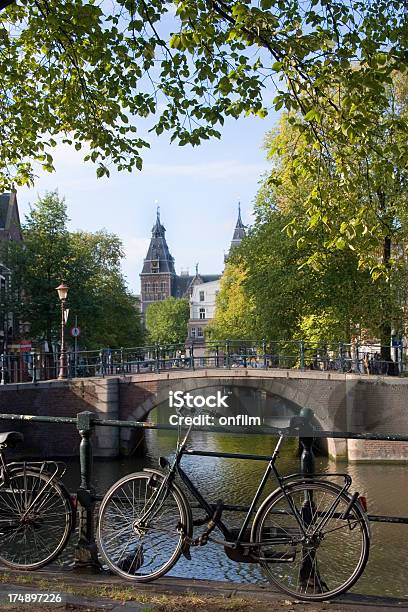 Foto de Bicicleta E Bridge Em Amsterdã e mais fotos de stock de Amsterdã - Amsterdã, Bicicleta, Canal