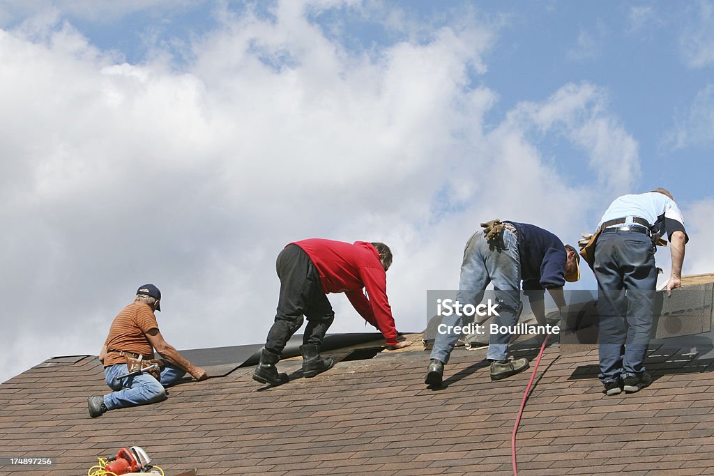 Ressourcement sur le toit - Photo de Réparer libre de droits