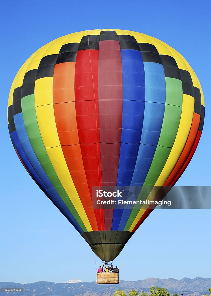 Coloridos globos de aire caliente a las montañas - Foto de stock de Globo aerostático libre de derechos