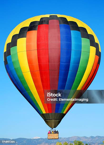 Coloridos Globos De Aire Caliente A Las Montañas Foto de stock y más banco de imágenes de Globo aerostático - Globo aerostático, Cesta, Personas